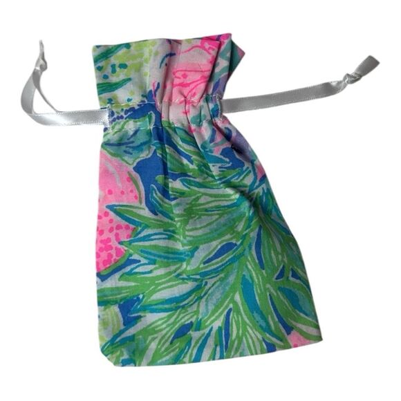 Lilly Pulitzer Floral Drawstring Pouch. - Picture 3 of 3